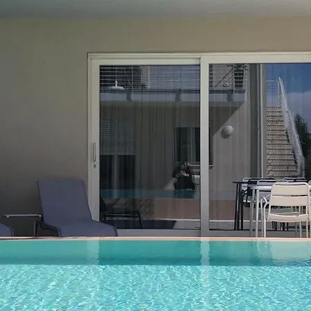 *central Lakeside Apt*swimming Pool & Free Parking Apartment *